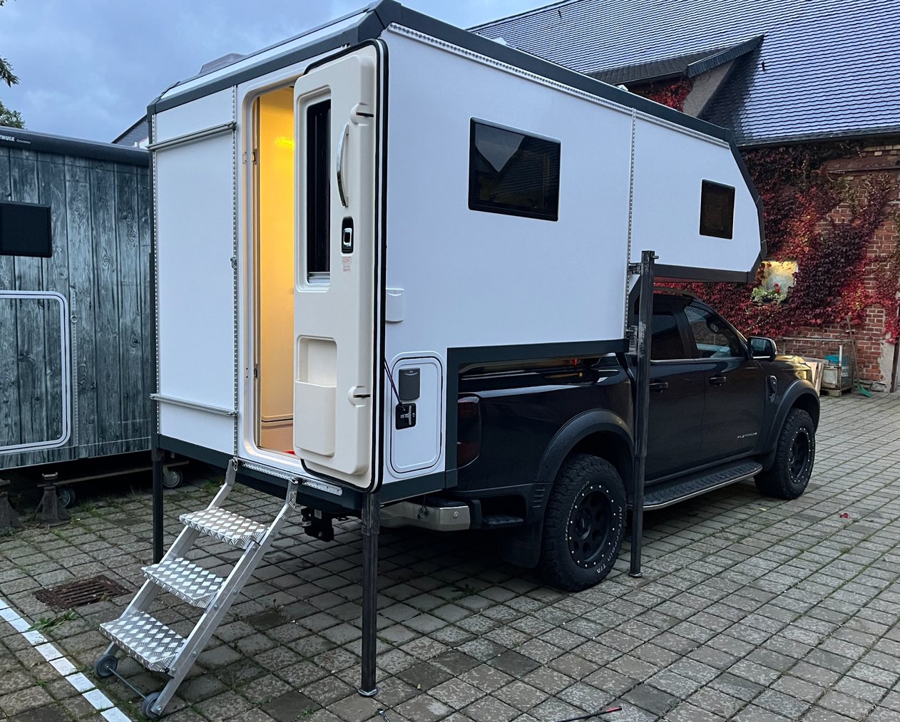 Ford Ranger 372: Absetzkabine mit Alkoven von Casamaki, Ansicht 2 von 3
