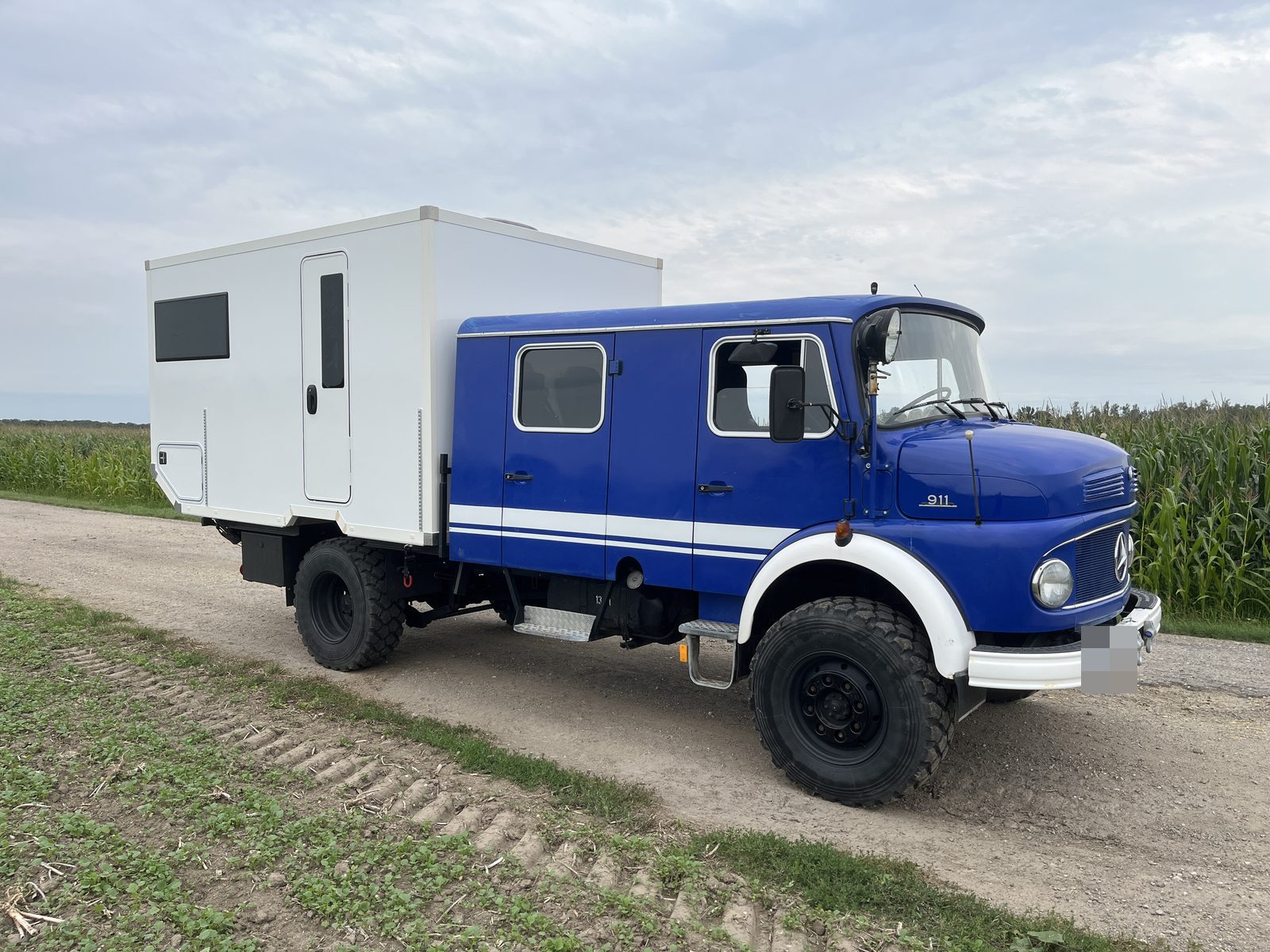 Mercedes-Benz 911 Kurzhauber 370: Festaufbau auf Lkw-Basis von Casamaki, Ansicht 1 von 4