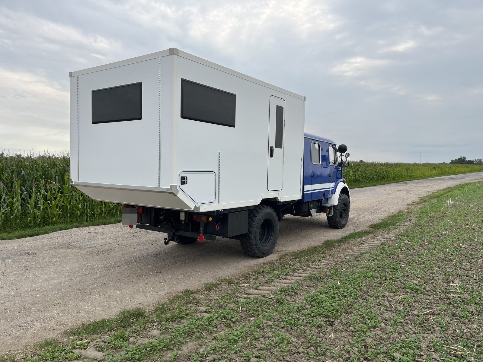 Mercedes-Benz 911 Kurzhauber 370: Festaufbau auf Lkw-Basis von Casamaki, Ansicht 2 von 4