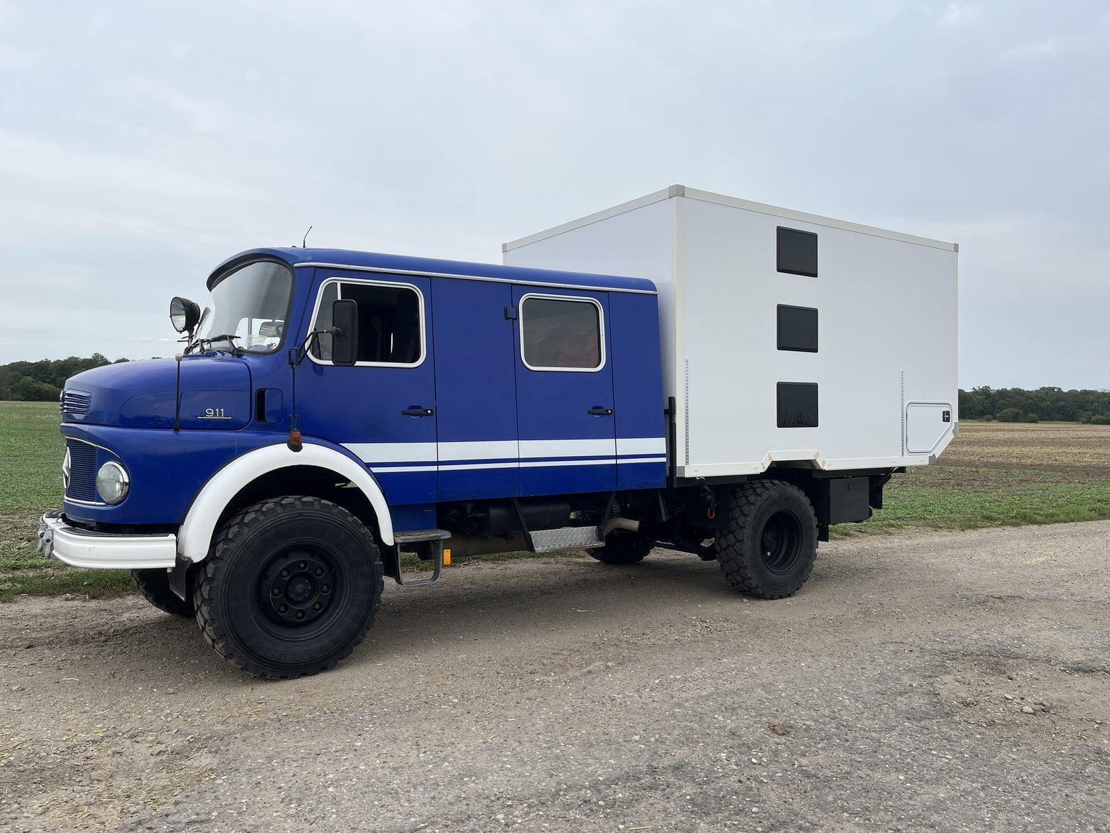 Mercedes-Benz 911 Kurzhauber 370: Festaufbau auf Lkw-Basis von Casamaki, Ansicht 3 von 4