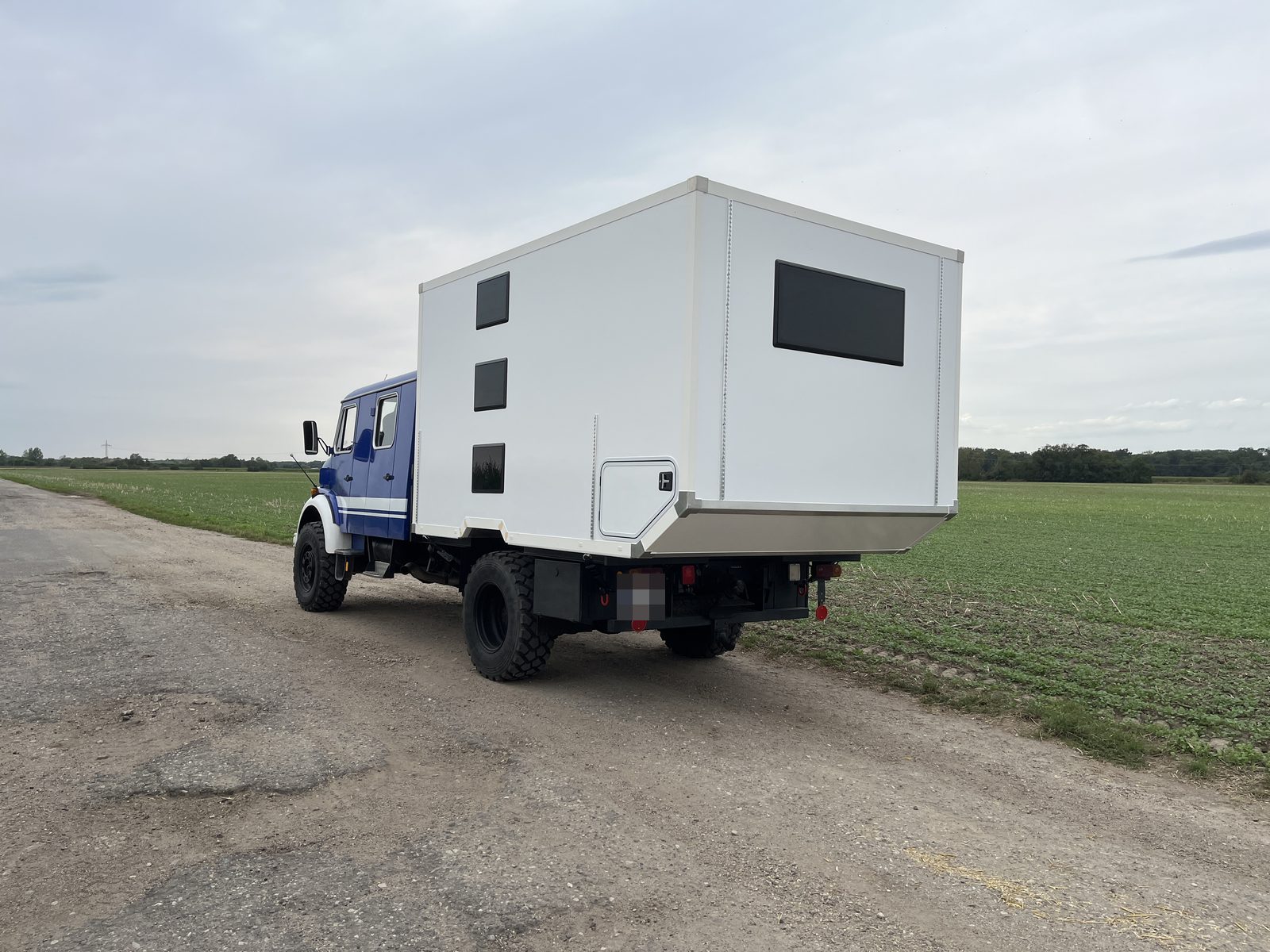Mercedes-Benz 911 Kurzhauber 370: Festaufbau auf Lkw-Basis von Casamaki, Ansicht 4 von 4