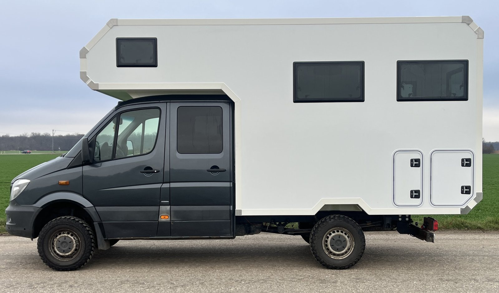 Mercedes Sprinter Doppelkabine 375: Festaufbau mit Alkoven von Casamaki, Ansicht 3 von 3