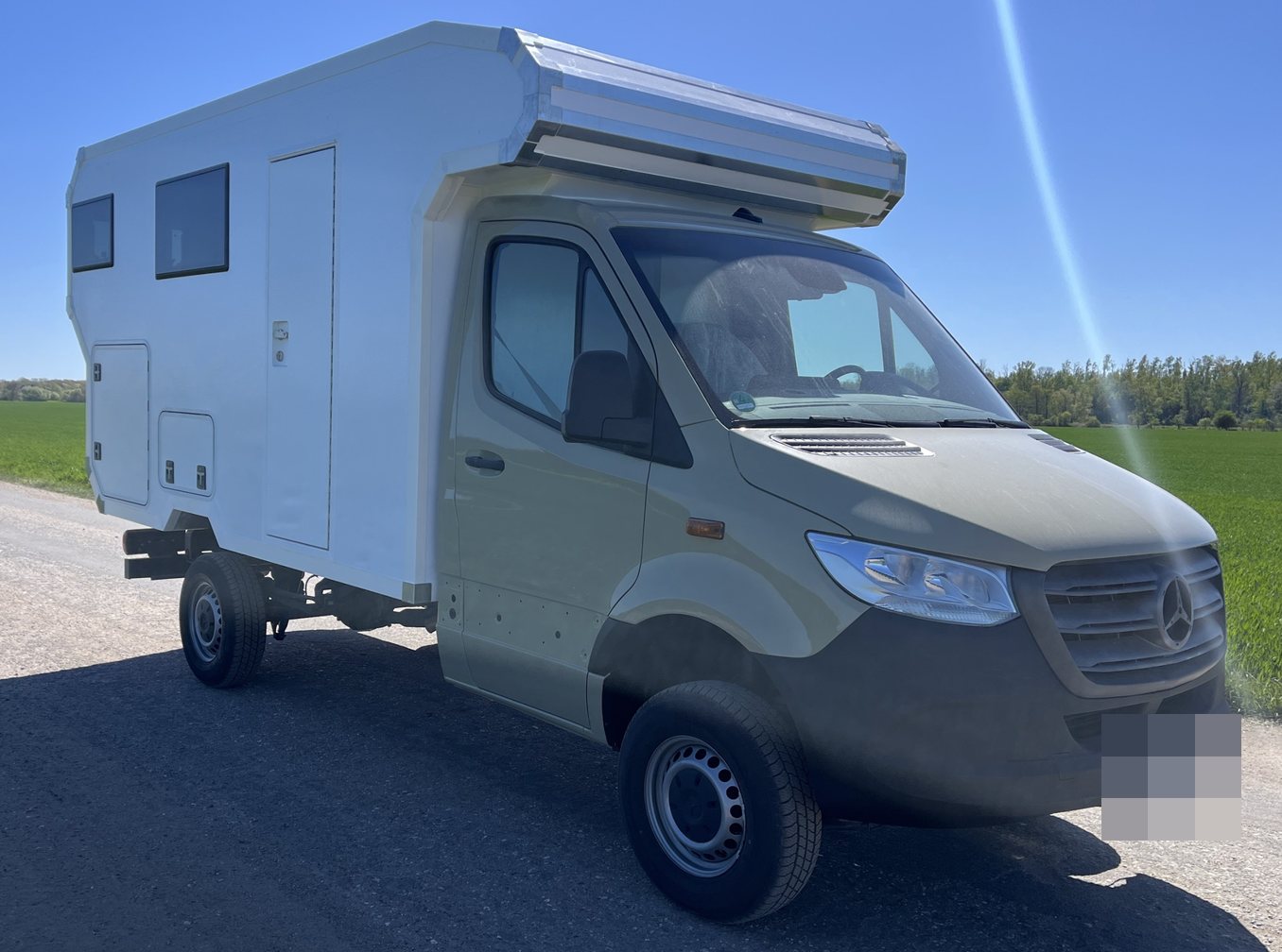 Mercedes Sprinter 379: Festaufbau mit Alkoven von Casamaki, Ansicht 1 von 3