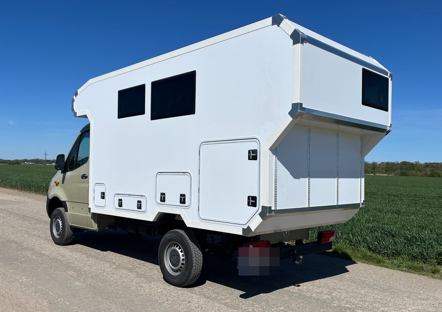 Mercedes Sprinter 379: Festaufbau mit Alkoven von Casamaki, Ansicht 2 von 3