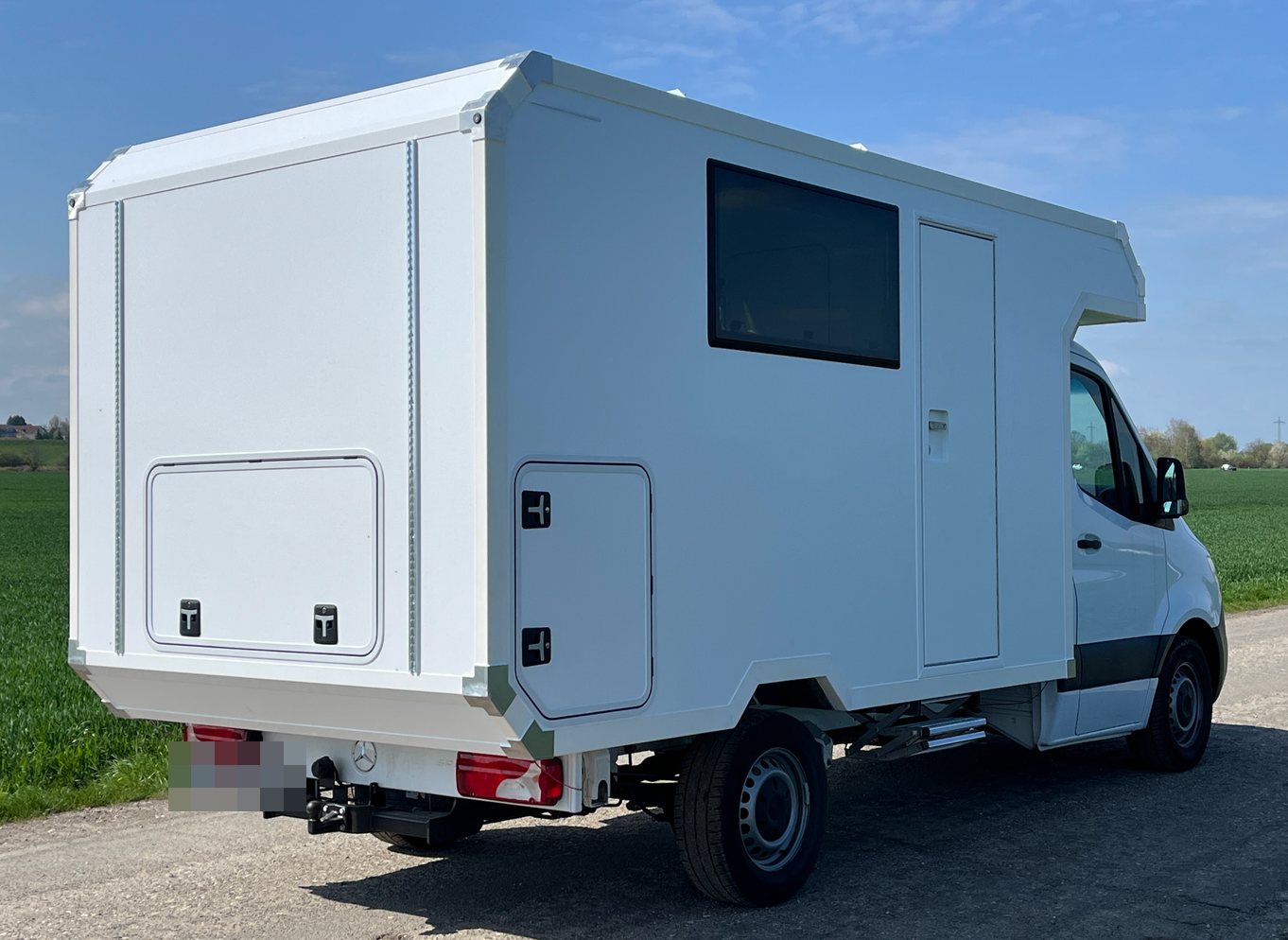 Mercedes Sprinter 377: Festaufbau mit Alkoven von Casamaki, Ansicht 2 von 3