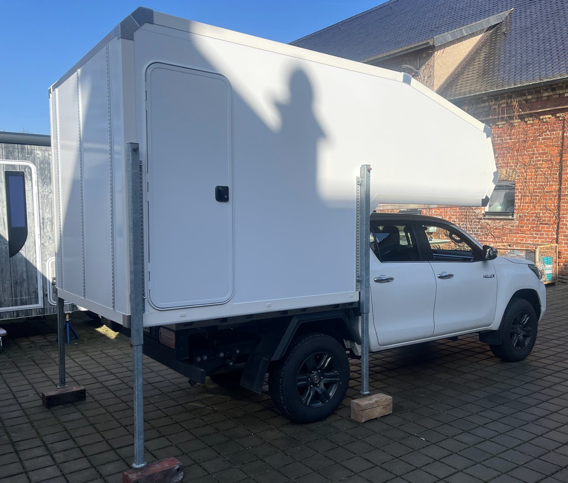 Toyota Hilux 376: Absetzkabine mit Alkoven von Casamaki, Ansicht 2 von 3