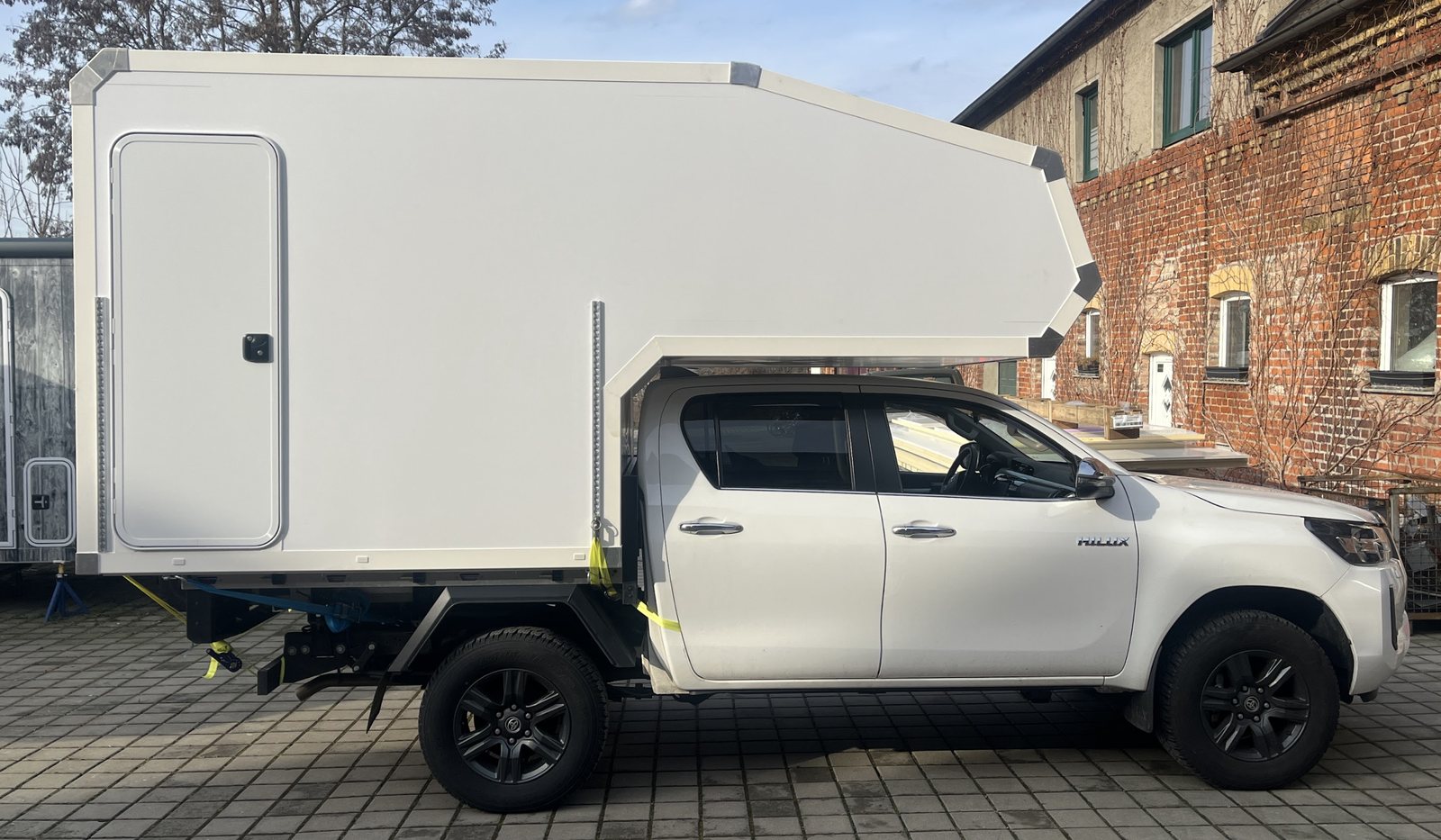 Toyota Hilux 376: Absetzkabine mit Alkoven von Casamaki, Ansicht 3 von 3