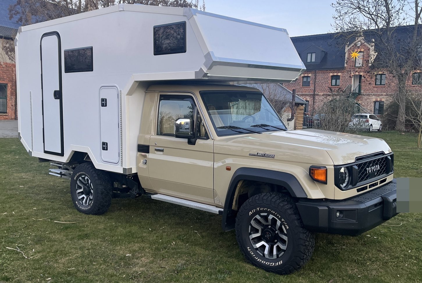 Toyota Land Cruiser: Absetzkabine mit Alkoven von Casamaki, Ansicht 1 von 3
