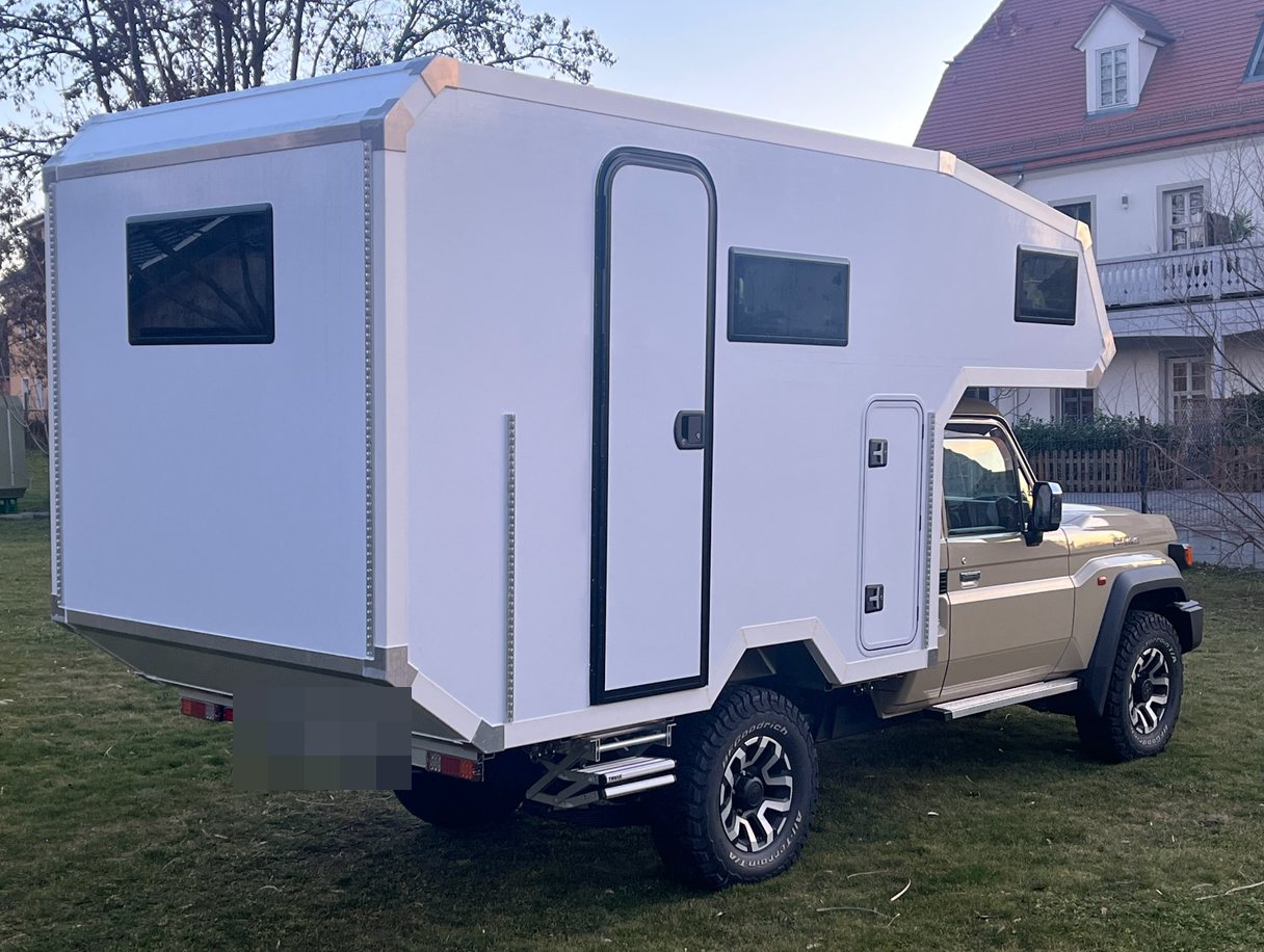 Toyota Land Cruiser: Absetzkabine mit Alkoven von Casamaki, Ansicht 2 von 3