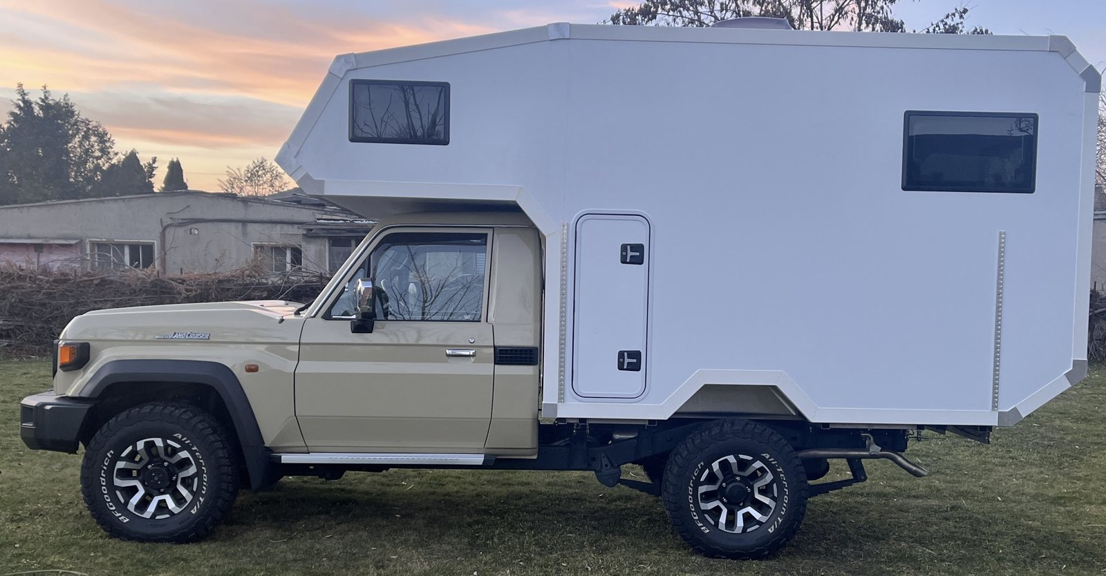 Toyota Land Cruiser: Absetzkabine mit Alkoven von Casamaki, Ansicht 3 von 3